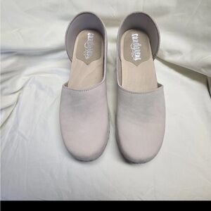 Sandgren Brett low closed-back clogs in Sand